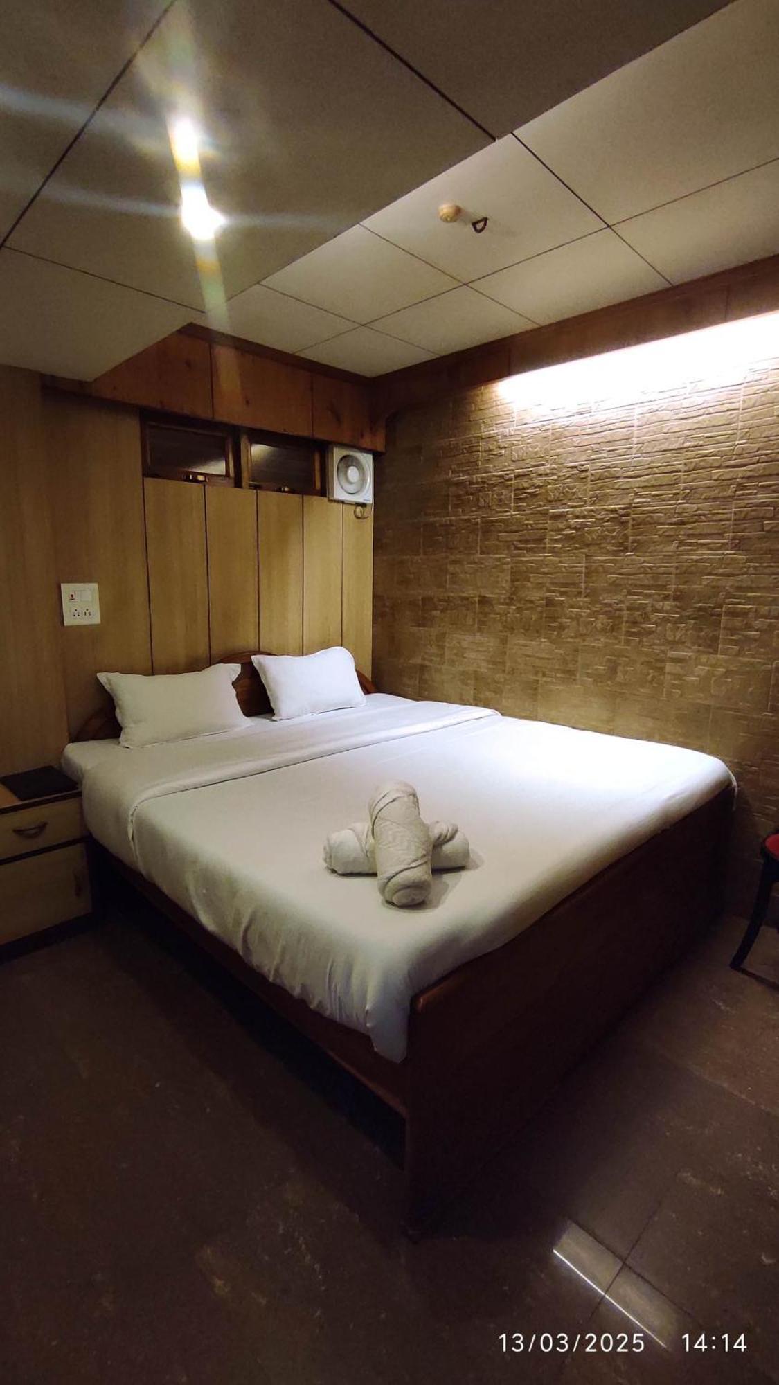 Baba Tourist Lodge Shillong Bagian luar foto